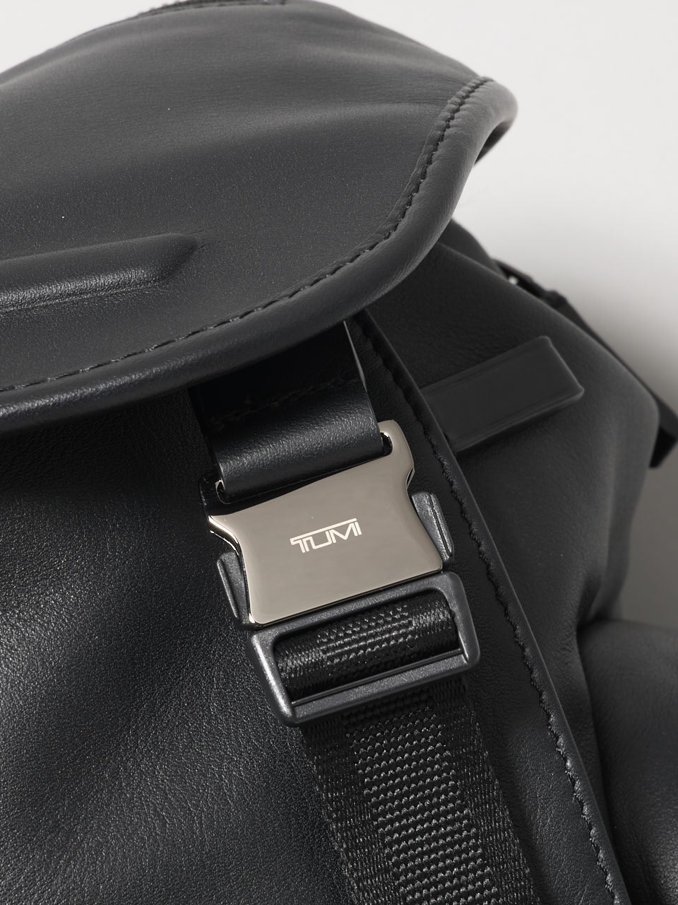 TUMI、黒バックパック、バックル