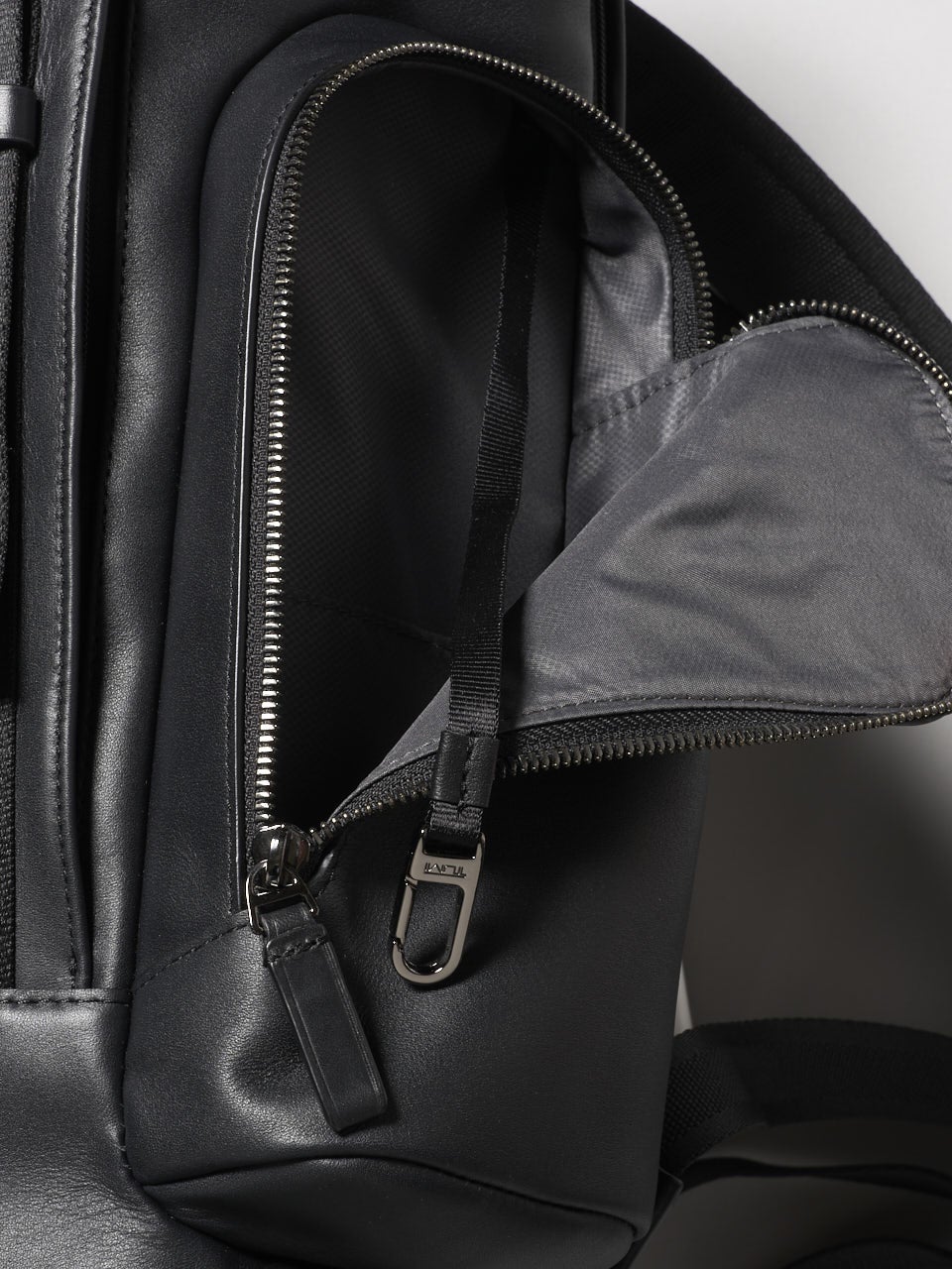 TUMI、黒バックパック、サイドポケット、ディテール