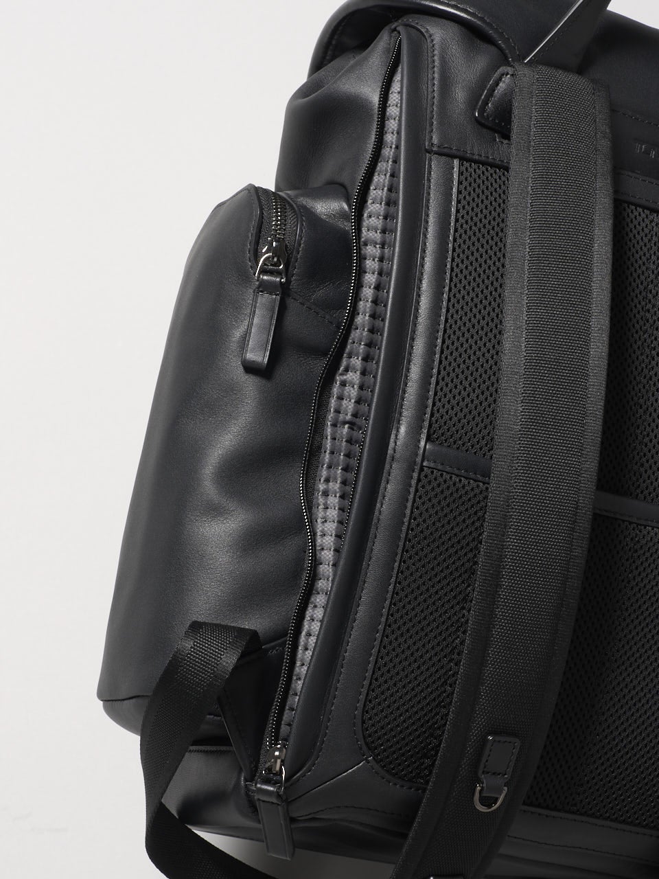 TUMI、黒バックパック、サイドポケット、背面