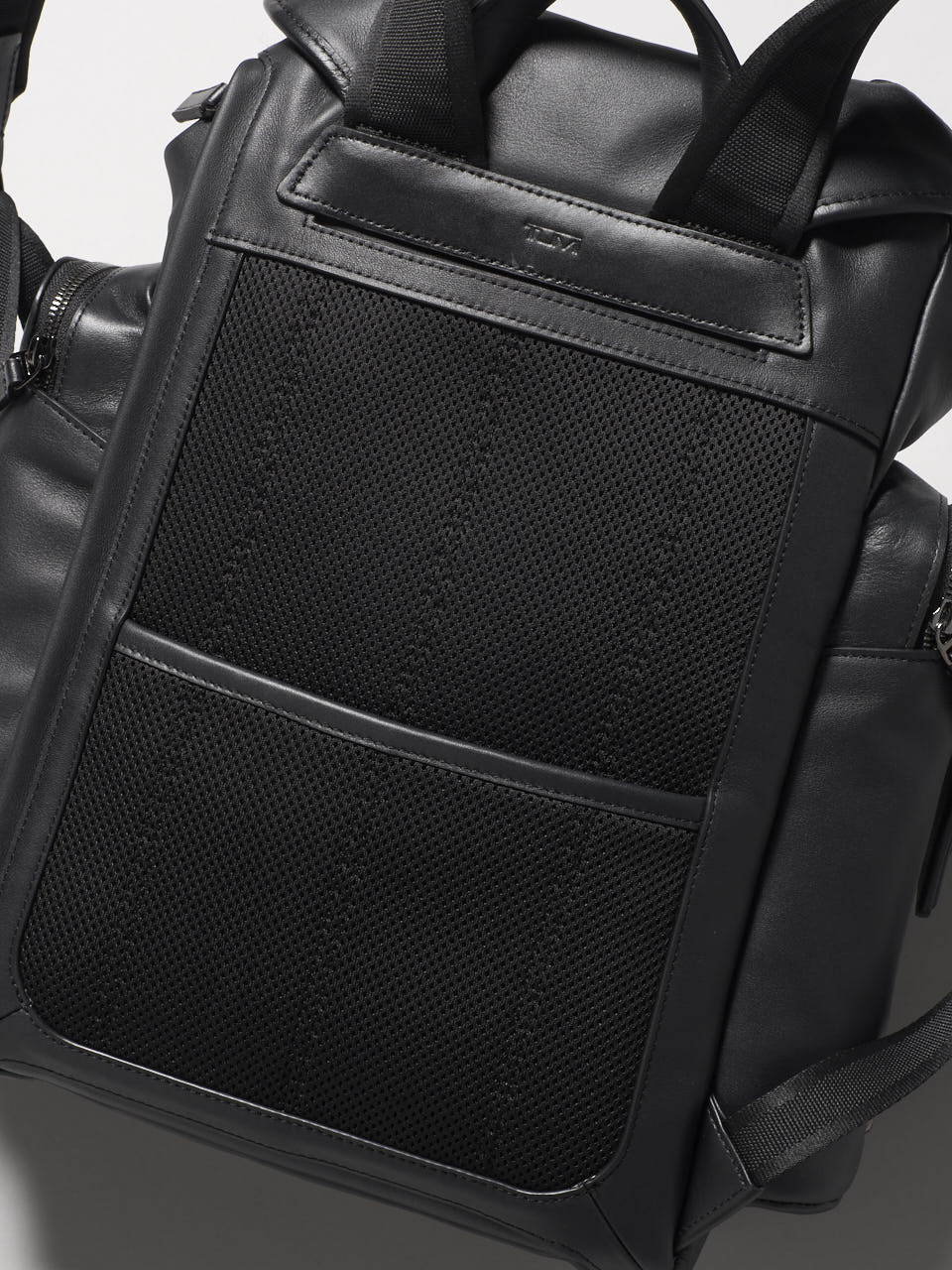 TUMI、黒バックパック、背面