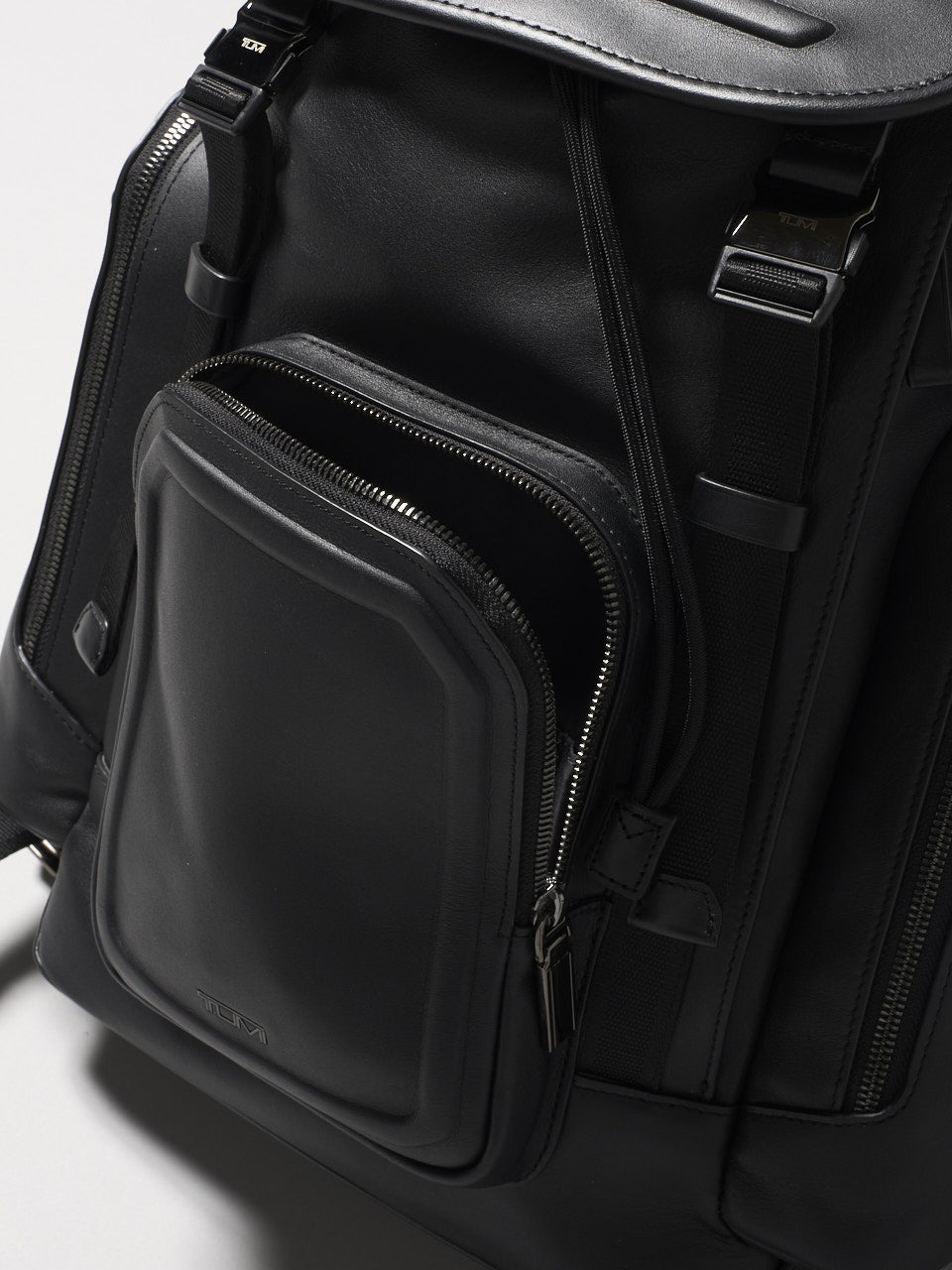 TUMI、黒バックパック、ポケット