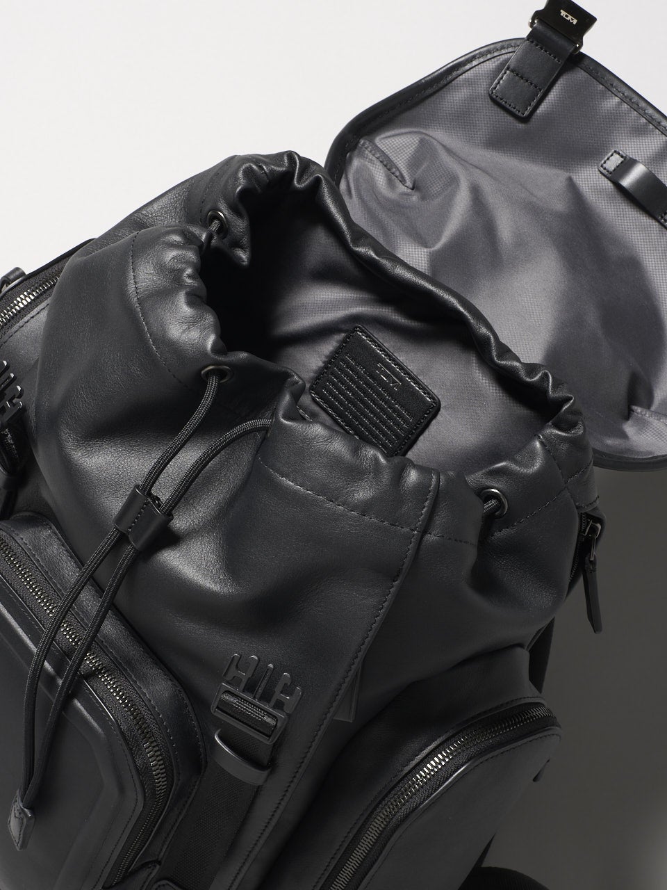 TUMI、黒バックパック、内側