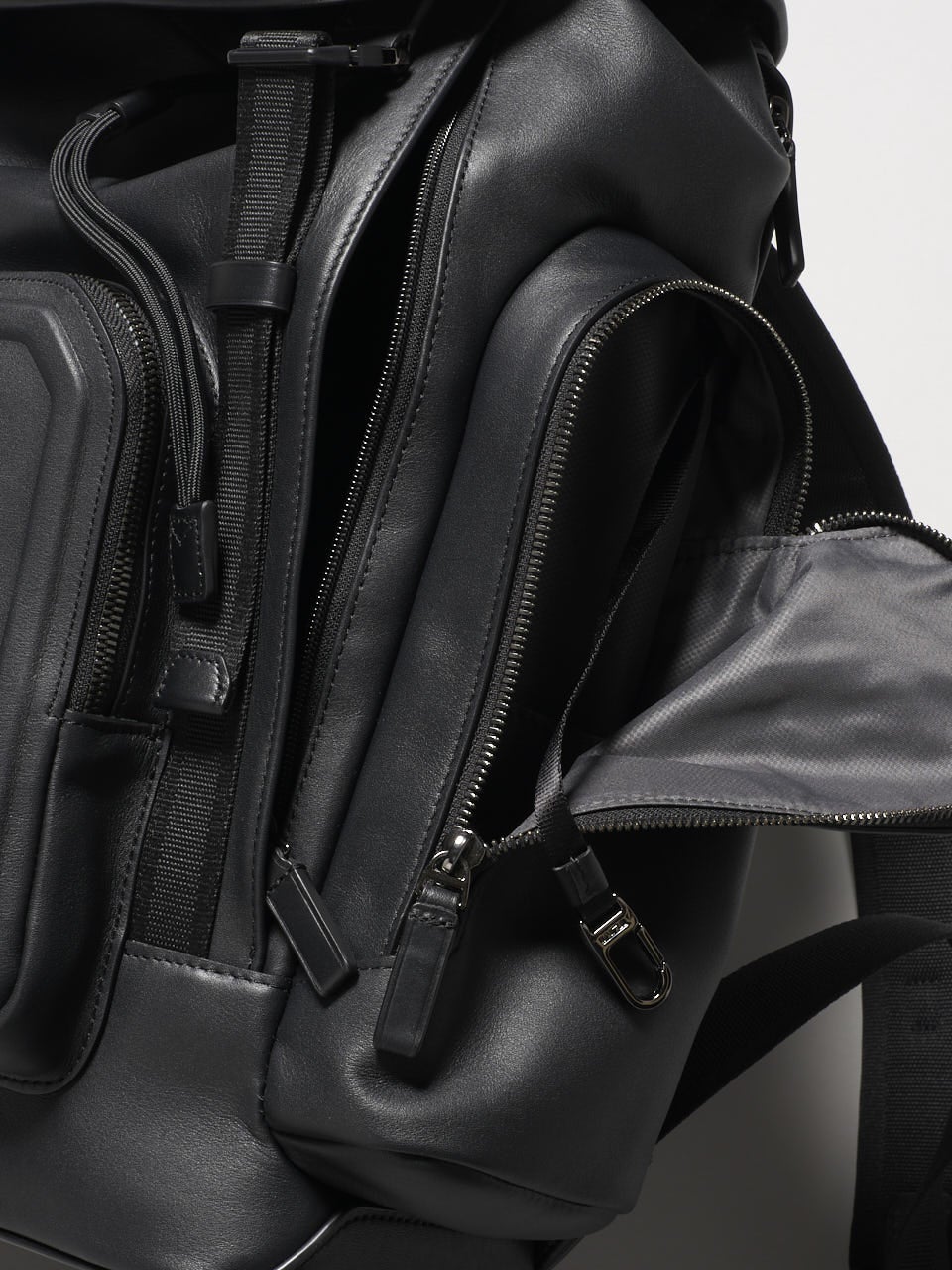 TUMI、黒バックパック、サイドポケット