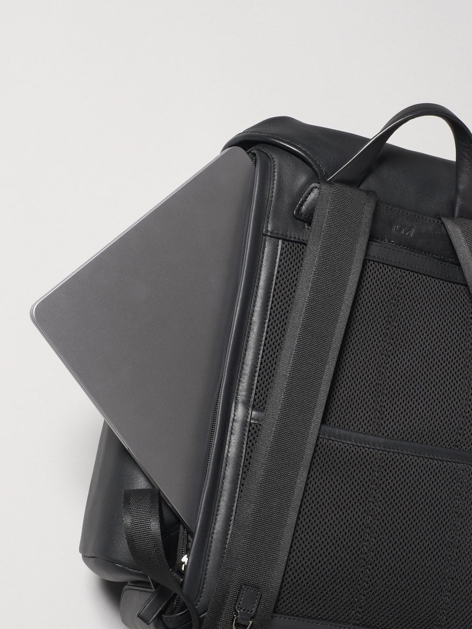 TUMI、黒バックパック、背面ポケット