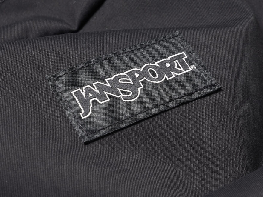 収納力も後ろ姿も抜かりない。大人が持てる毎日にちょうどいい「ジャンスポーツ」の黒バックパック。[JANSPORT］