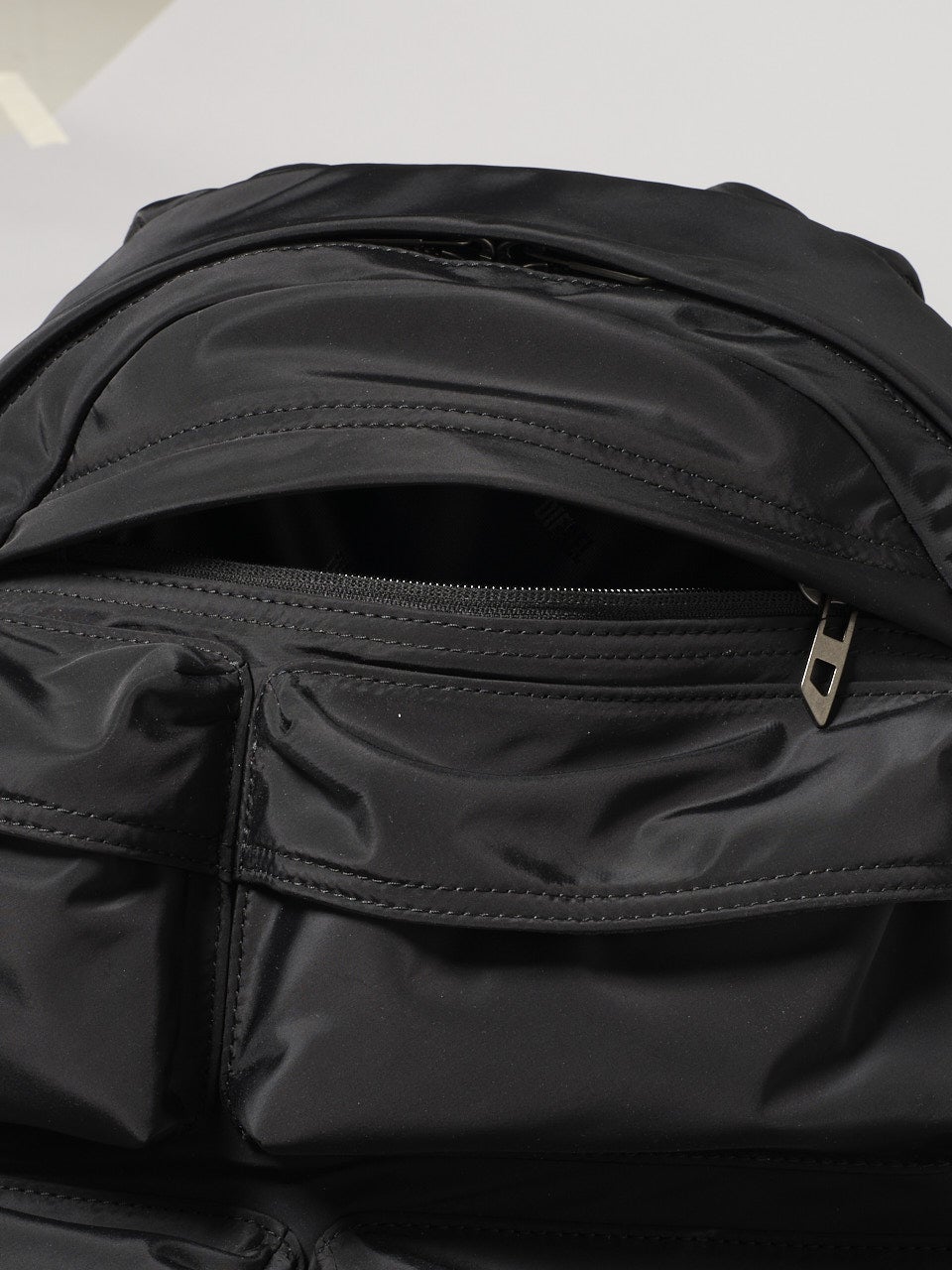 ディーゼル、黒バックパック、フロントジップ