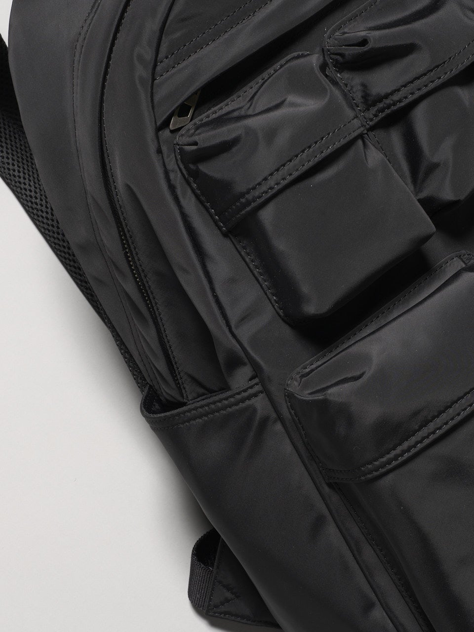 ディーゼル、黒バックパック、フロントポケット、寄り