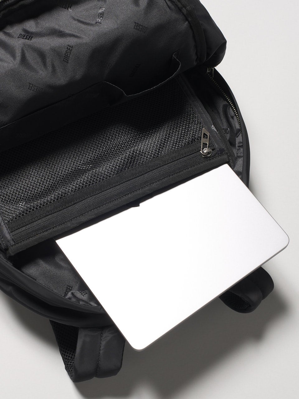 ディーゼル、黒バックパック、PCポケット