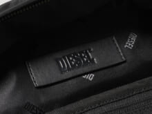 ポケット多め、でもスマート。「ディーゼル」の機能派で都会的な黒バックパック。[DIESEL］