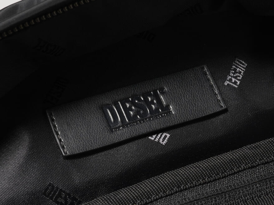 ポケット多め、でもスマート。「ディーゼル」の機能派で都会的な黒バックパック。[DIESEL］