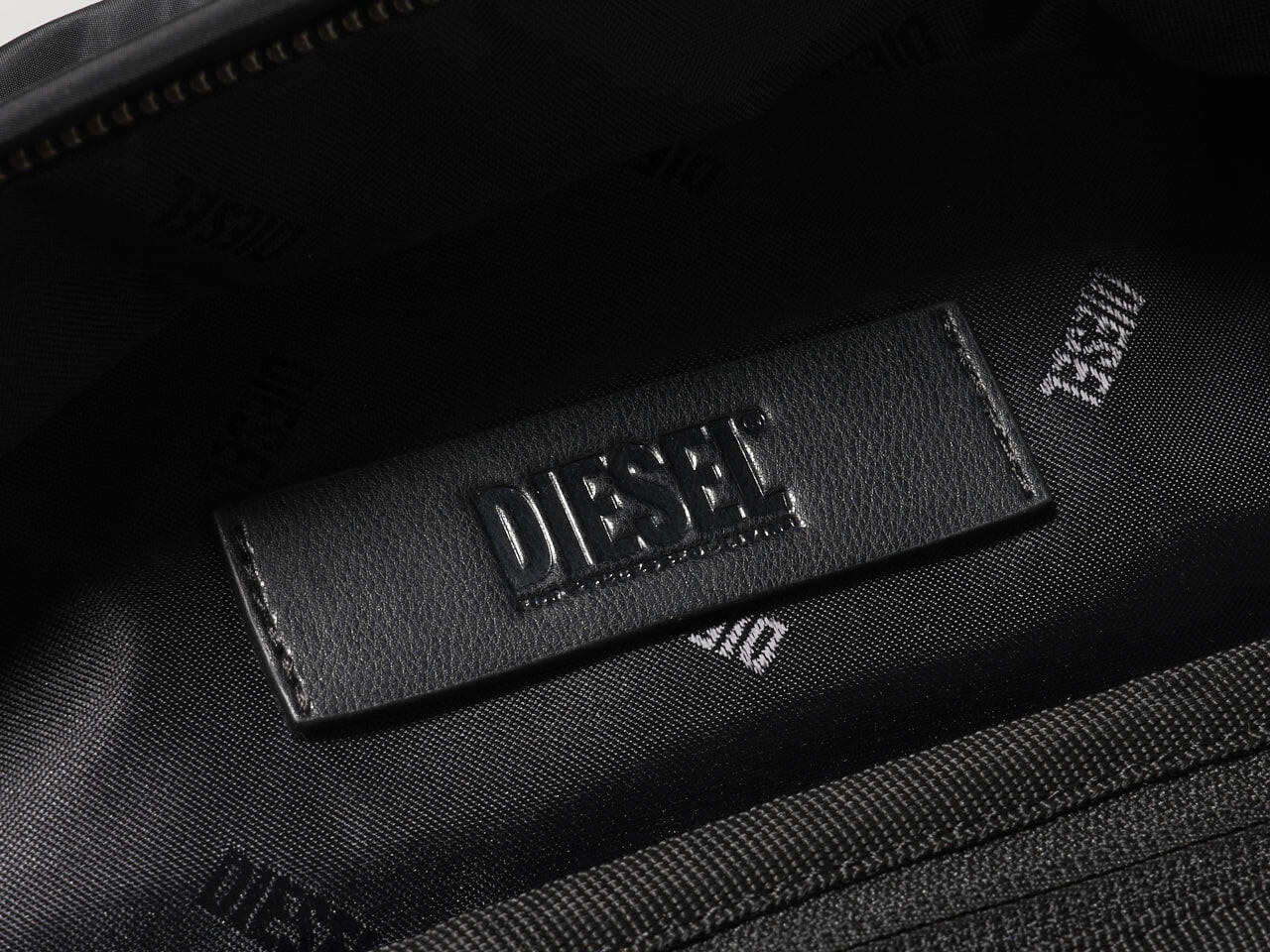 ポケット多め、でもスマート。「ディーゼル」の機能派で都会的な黒バックパック。[DIESEL］