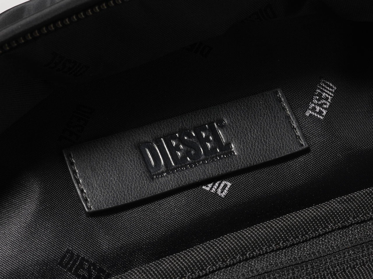 ディーゼル、黒バックパック、内側ロゴ、寄り