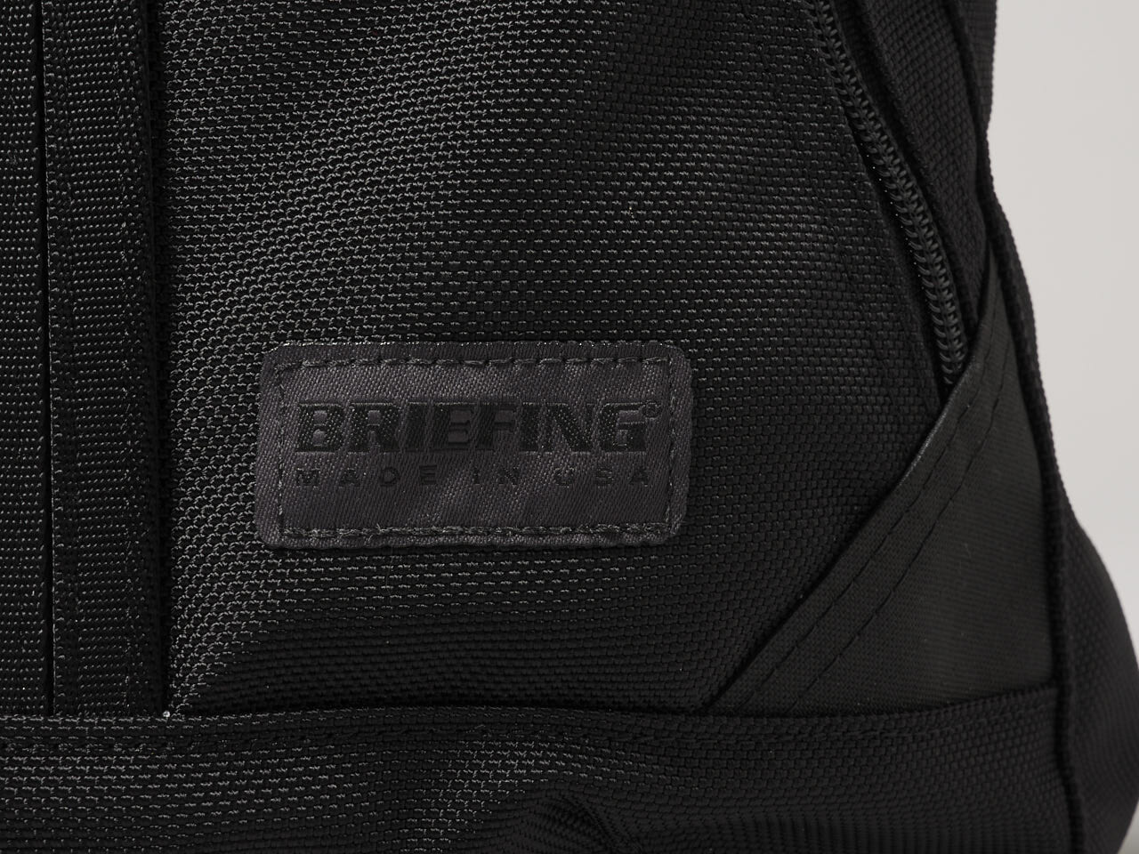 無骨さをミニマルに。ソリッドに進化した「ブリーフィング」の黒いトートバッグが気になる！[BRIEFING]