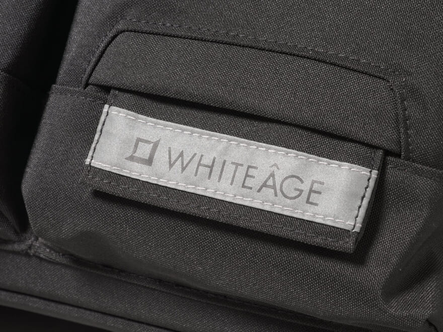 ミリタリーを再解釈した端正なフォルム。スタイルを選ばず寄り添う「ホワイタージュ」の現代的ヘルメットバッグ。[WHITEÂGE]