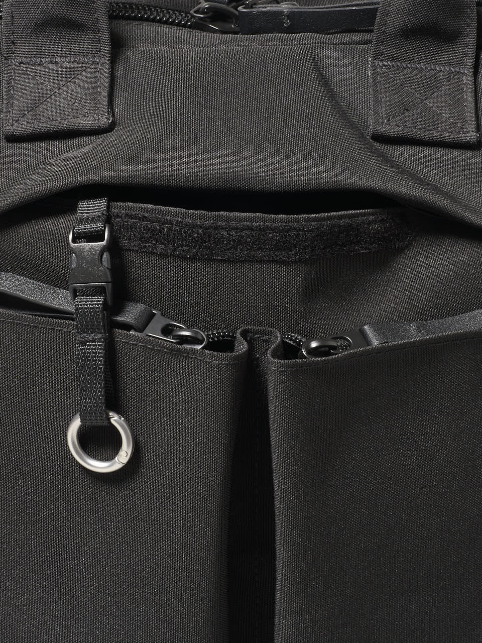 ホワイタージュ、黒トートバッグ、フロント、寄り