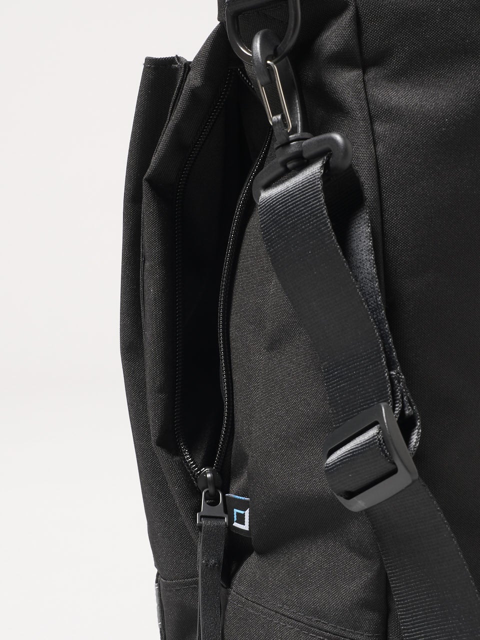 ホワイタージュ、黒トートバッグ、側面、ストラップ