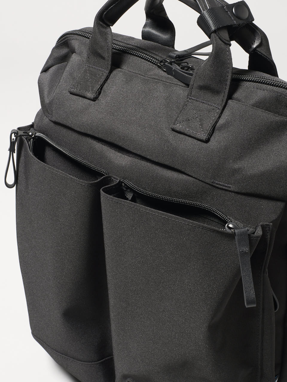 ホワイタージュ、黒トートバッグ、フロント