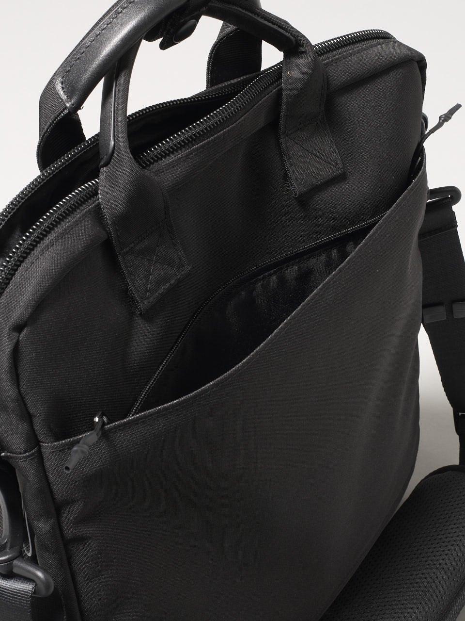 ホワイタージュ、黒トートバッグ、背面