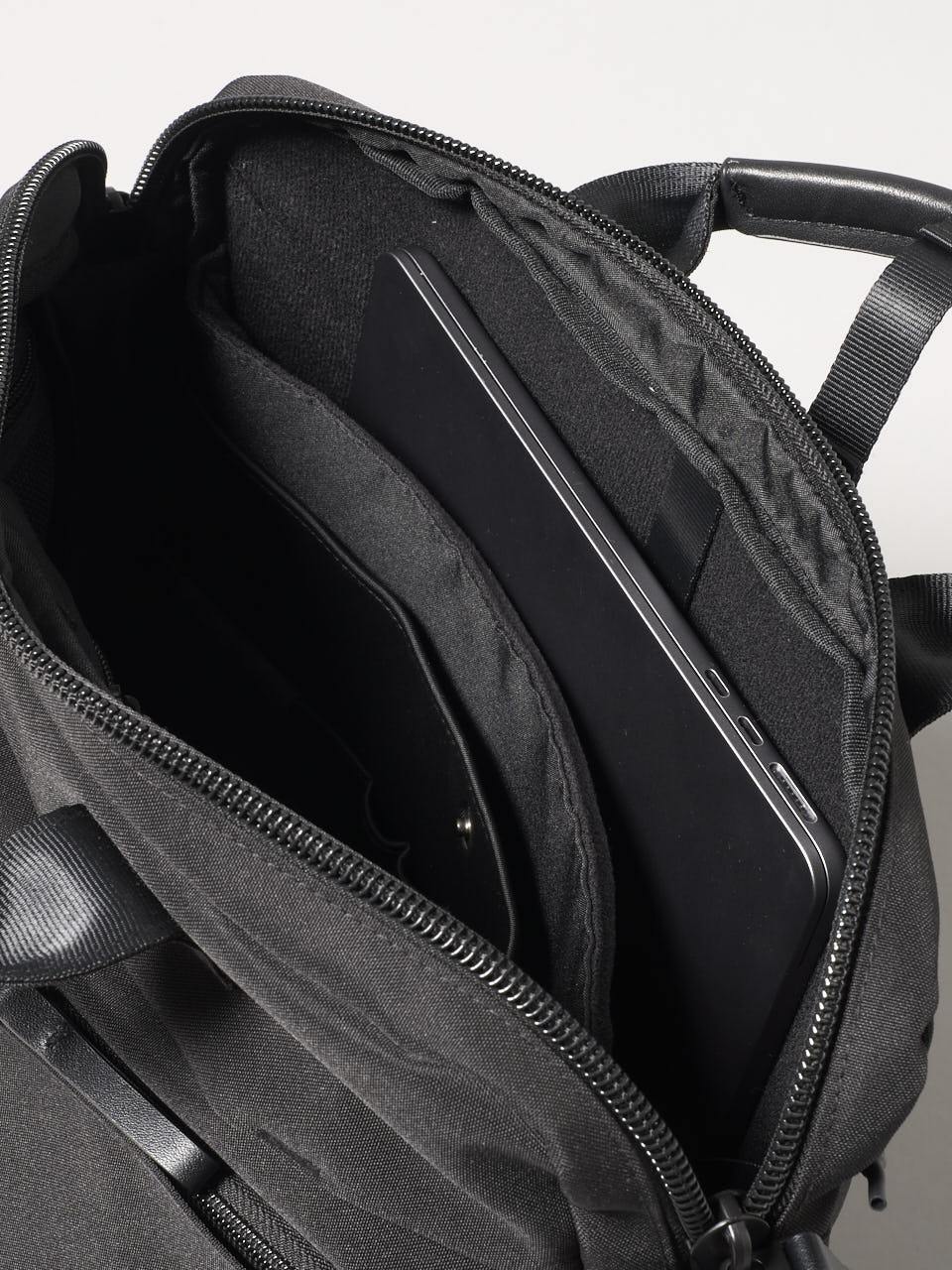 ホワイタージュ、黒トートバッグ、内側