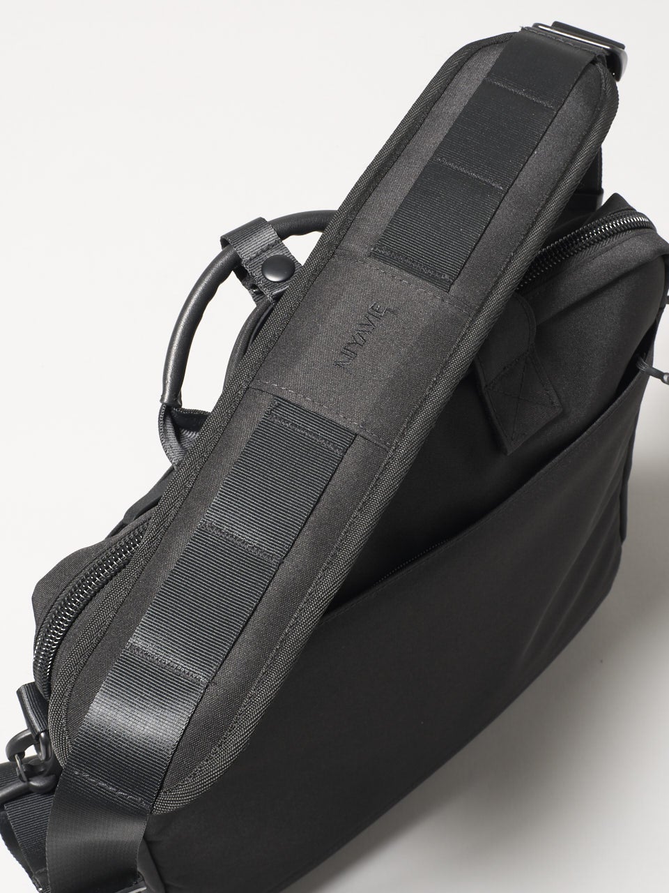 ホワイタージュ、黒トートバッグ、ショルダーストラップ