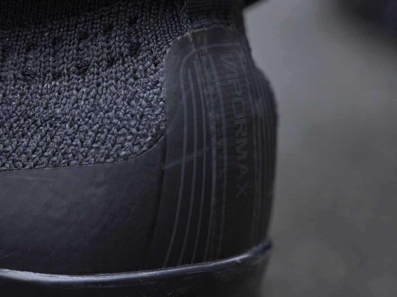 [Gallery]「黒いナイキ」を王道のデニムスタイルのスパイスに。【おしゃれな人はメジャーブランドの愛用スニーカーをどう履く？Vol.141】