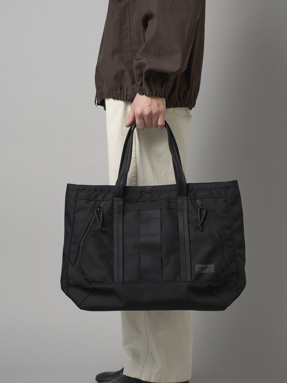 ブリーフィング、黒トートバッグ、モデルカット、松岡光、寄り