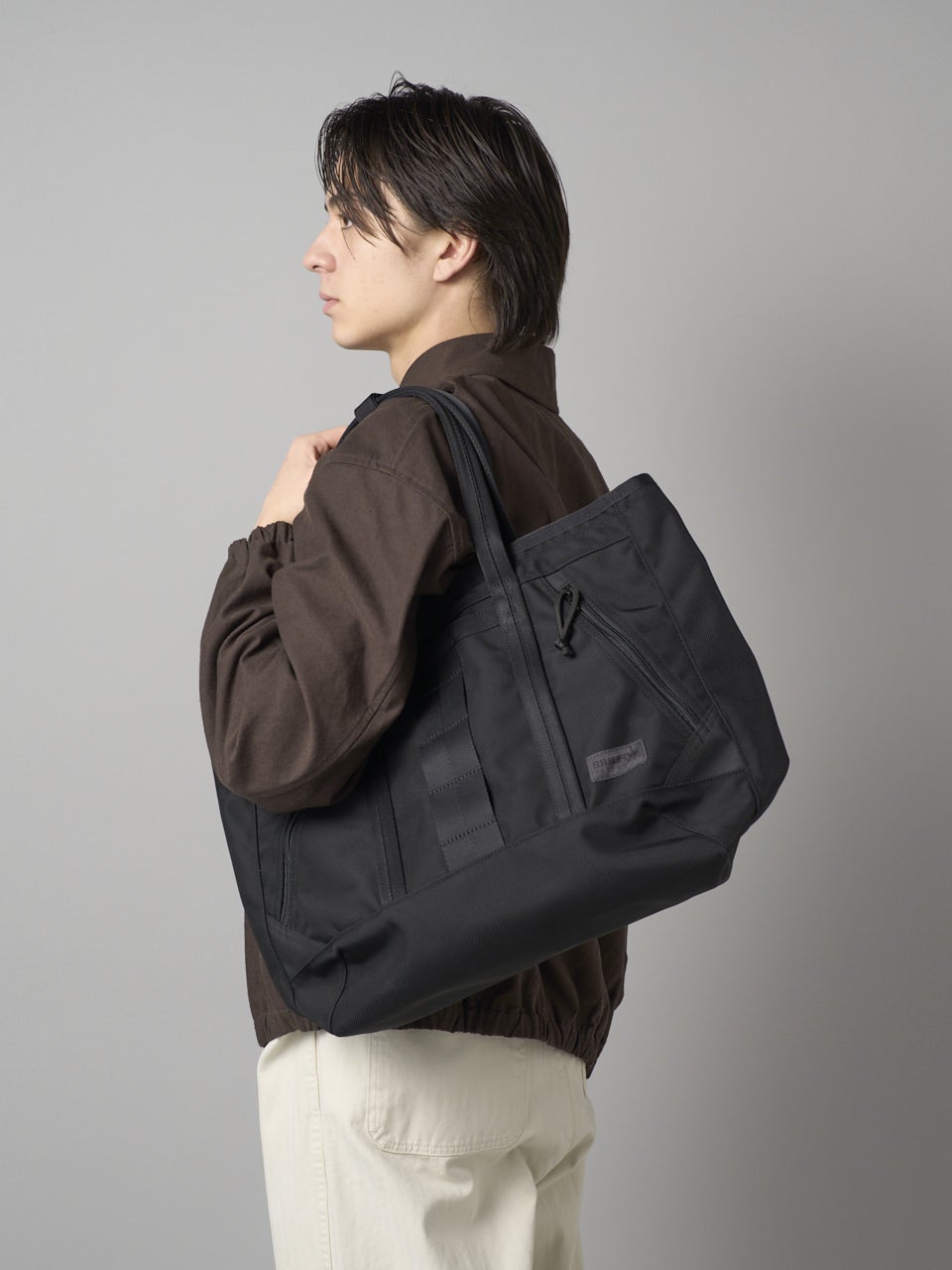 ブリーフィング、黒トートバッグ、モデルカット、松岡光