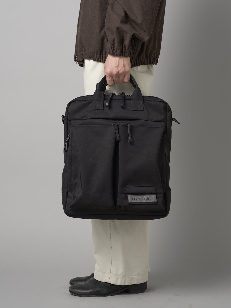 ホワイタージュ、黒トートバッグ、モデルカット、手持ち、松岡光