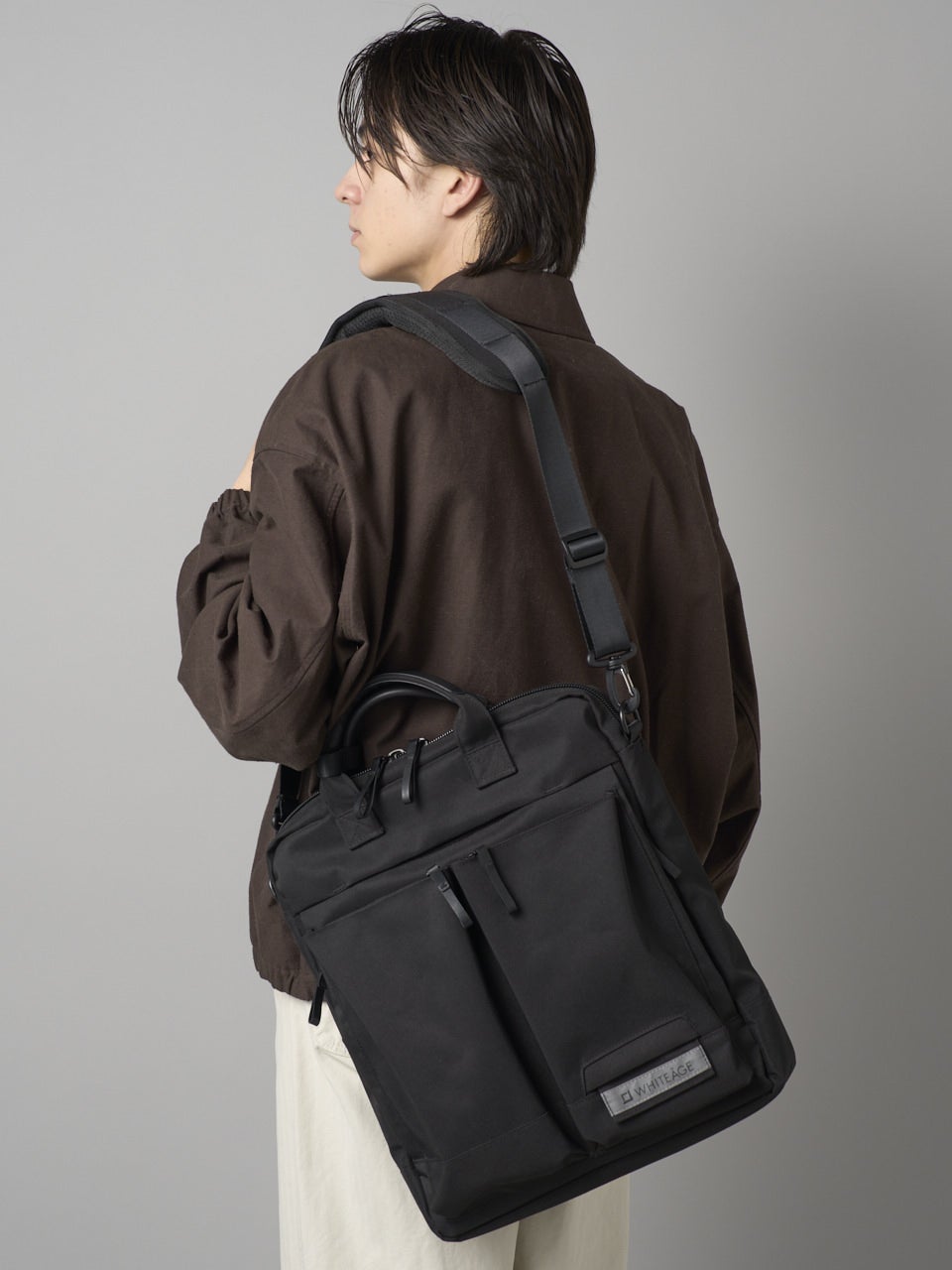 ホワイタージュ、黒トートバッグ、モデルカット、肩掛け、松岡光