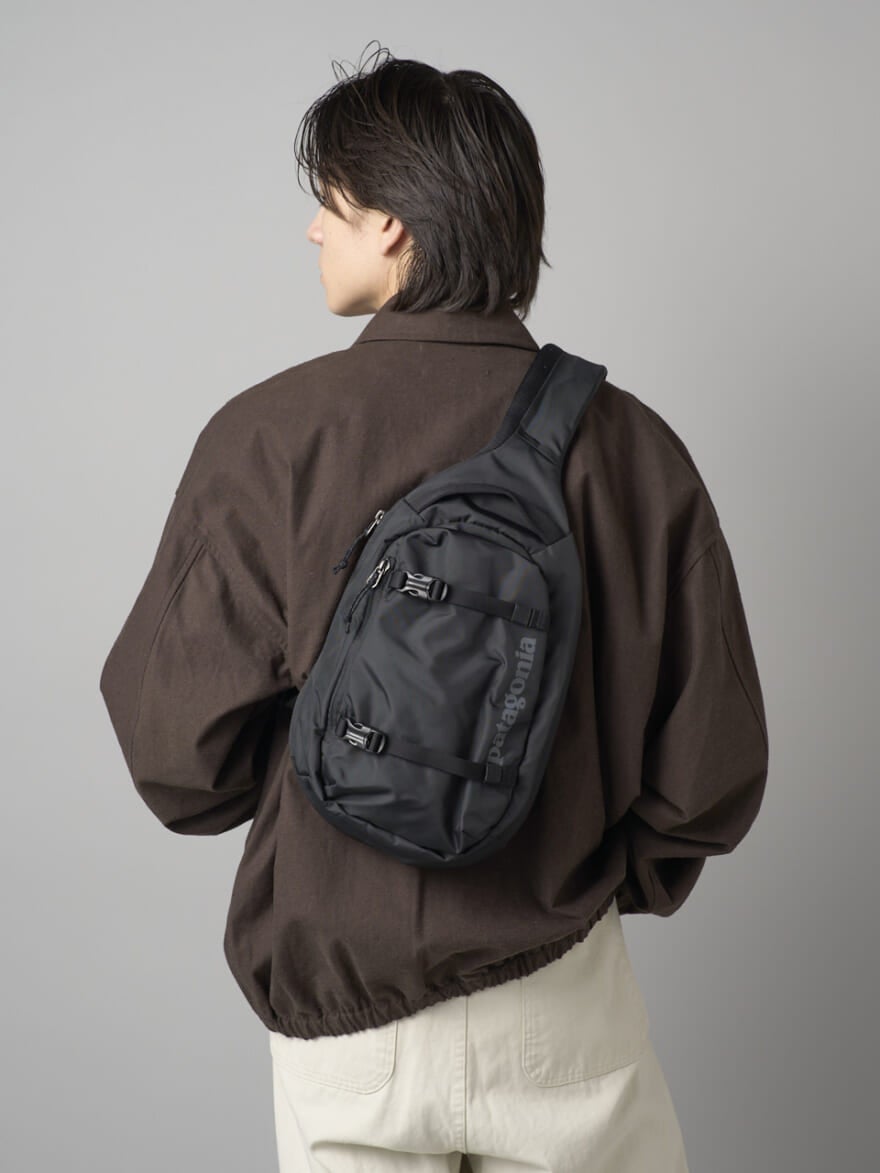 パタゴニアの黒いアトム・スリング 8L バッグの試着画像