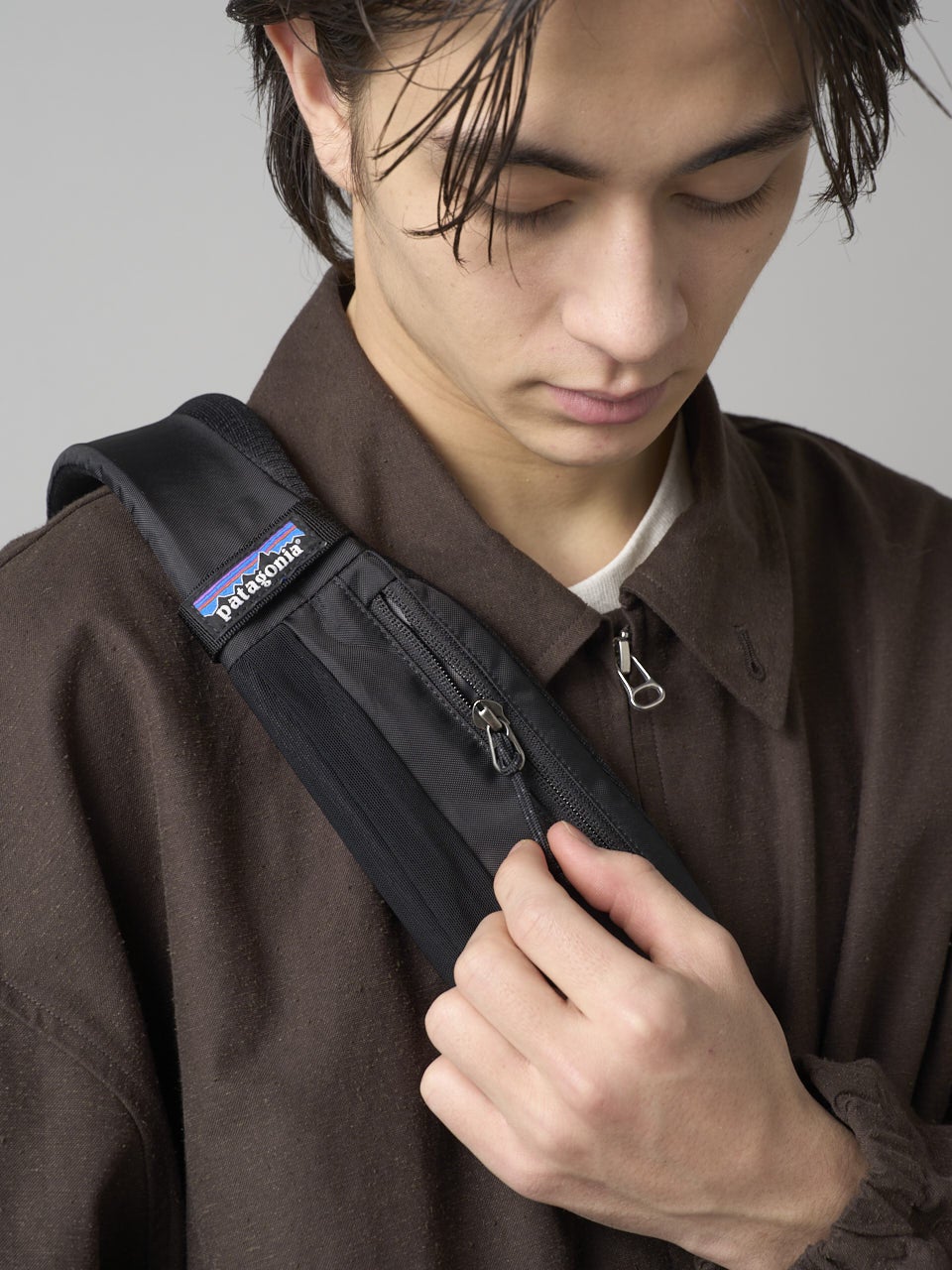 パタゴニアの黒いアトム・スリング 8L バッグの試着画像アップ