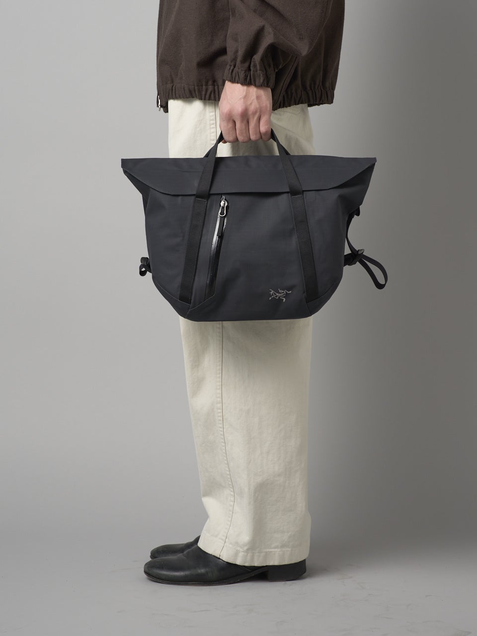 アークテリクスのグランヴィル ショルダー バッグの試着
