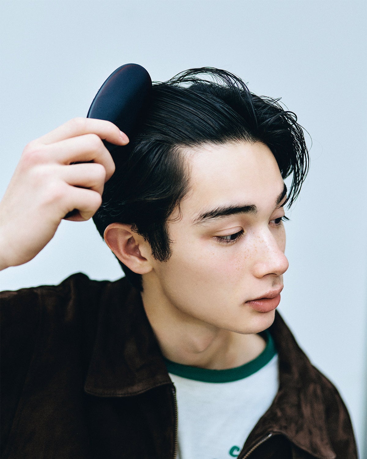 頭皮をなでるようにブラッシングする