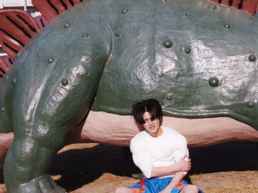 写真家・Tenkou Maが撮る、鈴鹿央士。“恐竜のオブジェのある公園”でとらえたチャーミングな鈴鹿を本誌未公開カットとともに