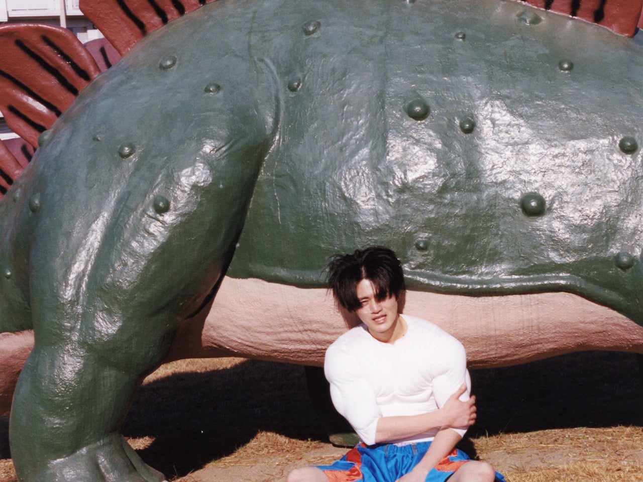 写真家・Tenkou Maが撮る、鈴鹿央士。“恐竜のオブジェのある公園”でとらえたチャーミングな鈴鹿を本誌未公開カットとともに