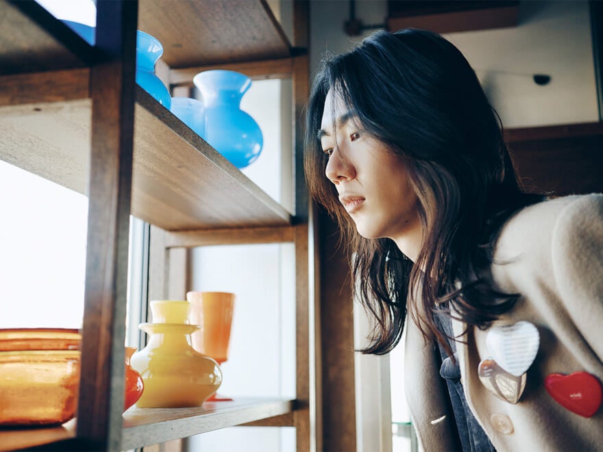 歩く鳥店内の商品を眺める籠宮壮太朗