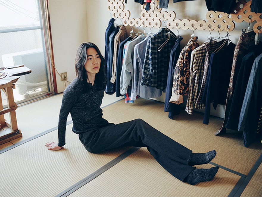 畳スペースに座る籠宮壮太朗