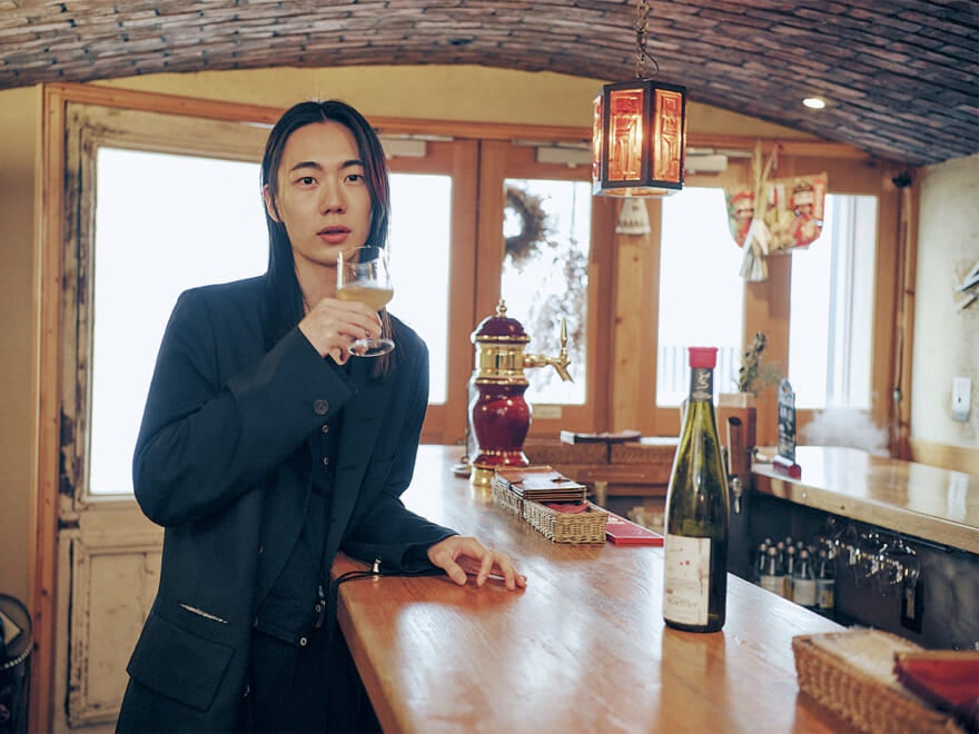 ワインを飲む籠宮壮太朗