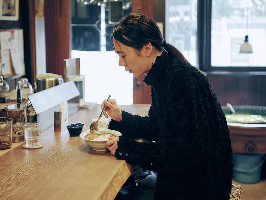 食事をする籠宮壮太朗