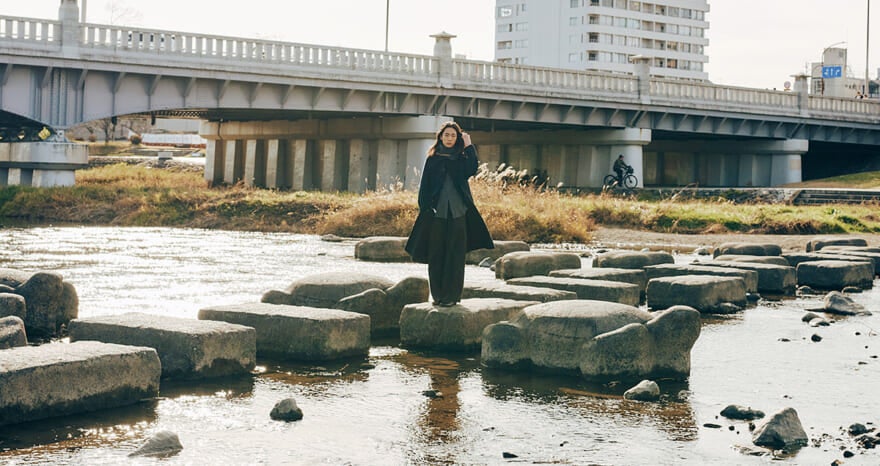 川の飛び石に立つ籠宮壮太朗