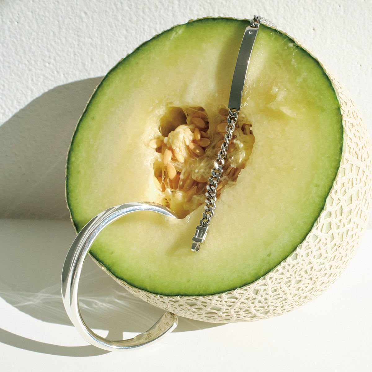 ［右上］Tom Woodのプレートブレスレット、［左下］Sara Finchleyのバングル