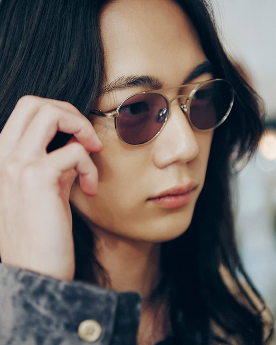 サングラスを試着する籠宮壮太朗