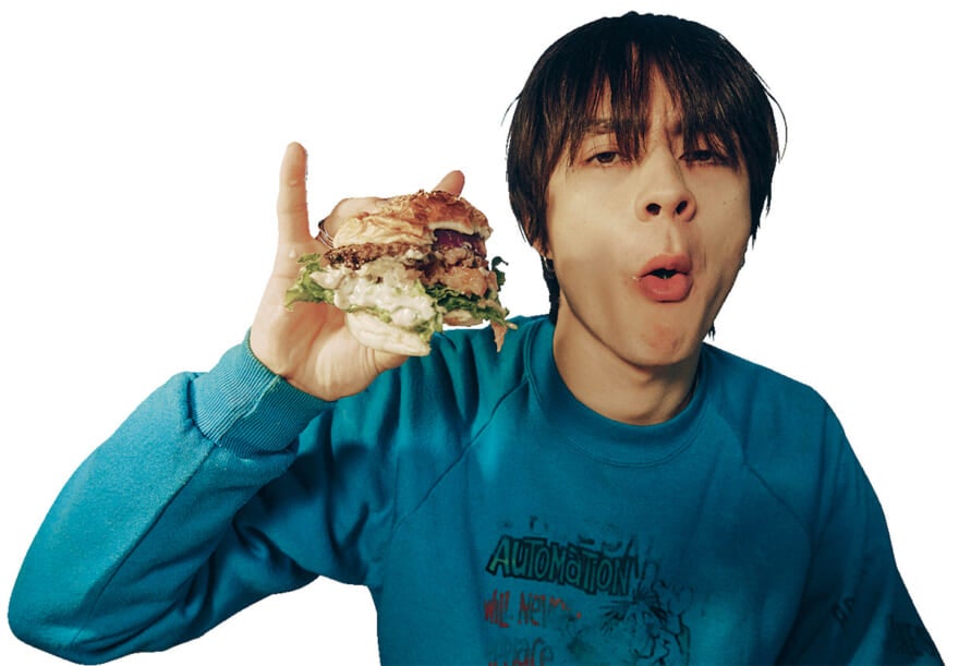 ハンバーガーを見せる松岡 光