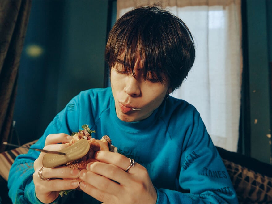 ハンバーガーにかぶりつく松岡 光