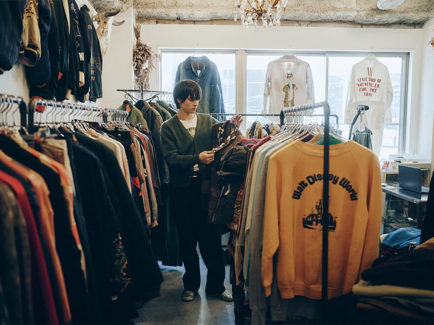 Antlerのアイテムを手に取る松岡 光