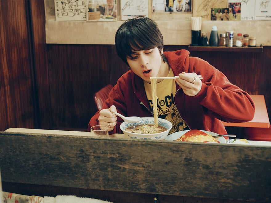 ラーメンを食べる松岡 光
