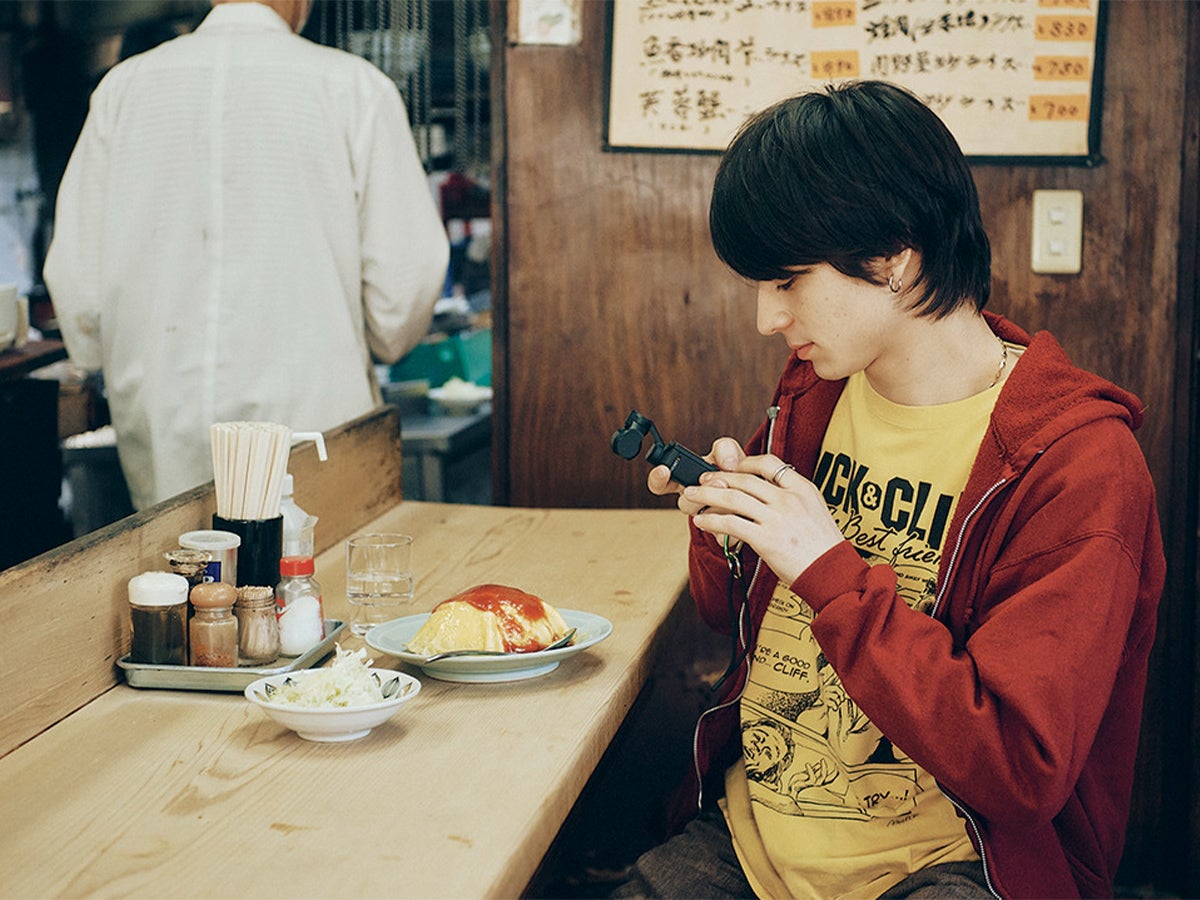 Vlogの撮影をする松岡 光