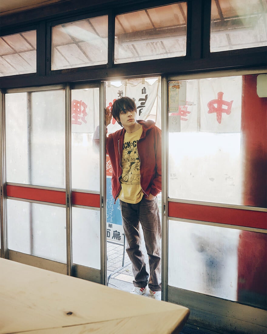 七面鳥店内に入る松岡 光