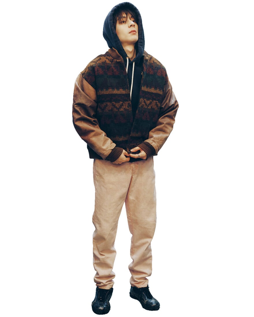 ブルゾンを試着する松岡 光