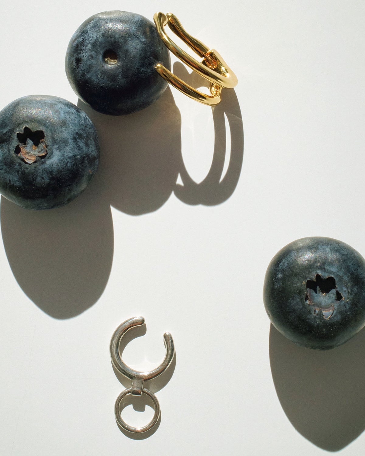 KNOWHOWの2連風イヤカフ、BONEEのスイングイヤカフ